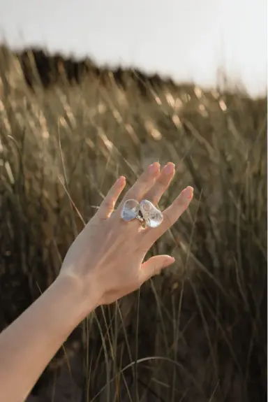 Hand streicht über gras